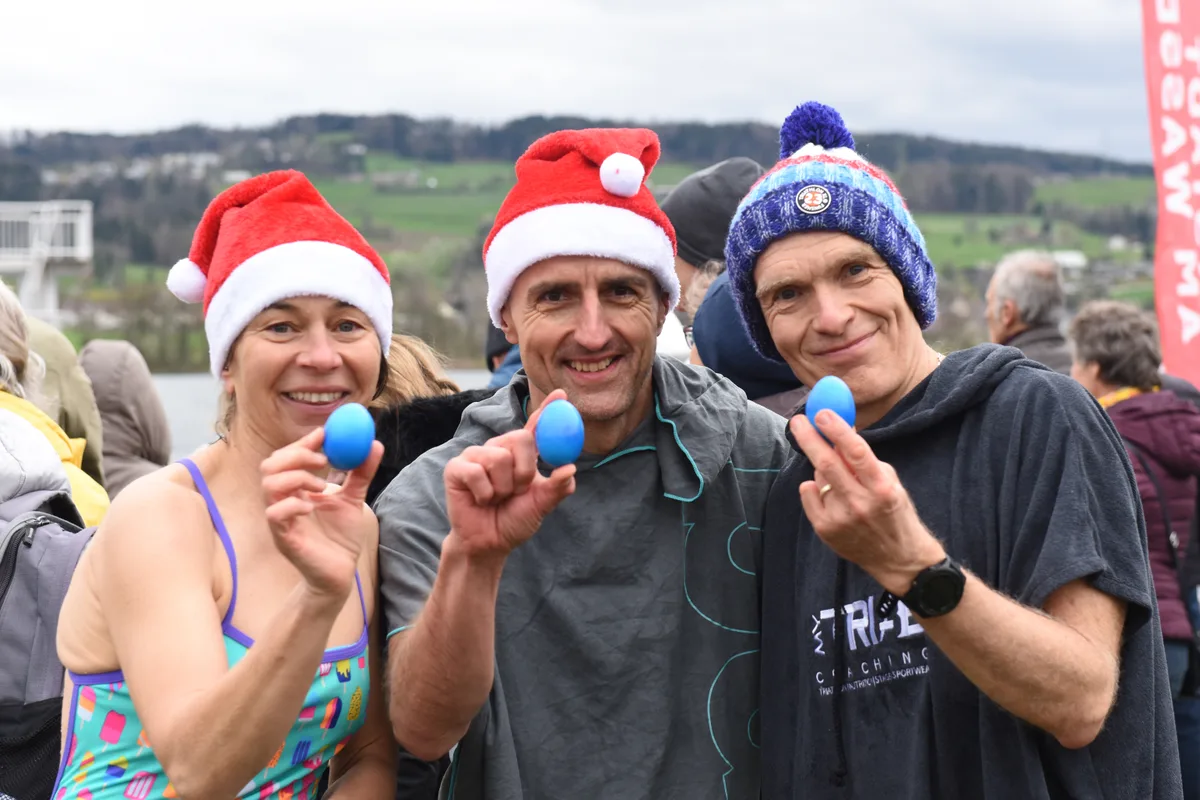 Stolz präsentieren auch diese Schwimmer ihr blaues Ei nach dem Bad im kühlen Nass. Am 1.April 2024 in der Badi Uster fand das Blaueierschwimmen statt.
